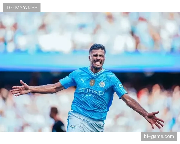 罗德里荣膺年度最佳后腰,强势回归展现中场统治力 罗德里荣膺年度最佳后腰,强势回归展现中场统治力