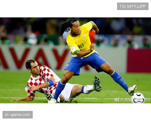 罗纳尔迪尼奥白天像隔壁大叔买菜，晚上像巡回秀开趴，反差也太奢侈了吧